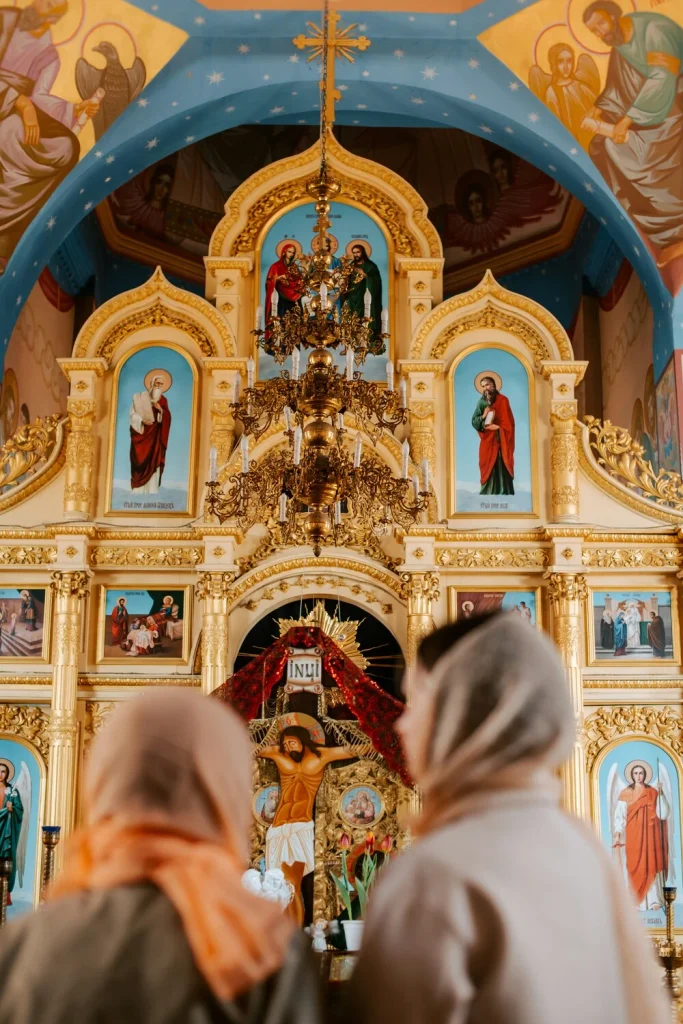 Дві жінки у храмі