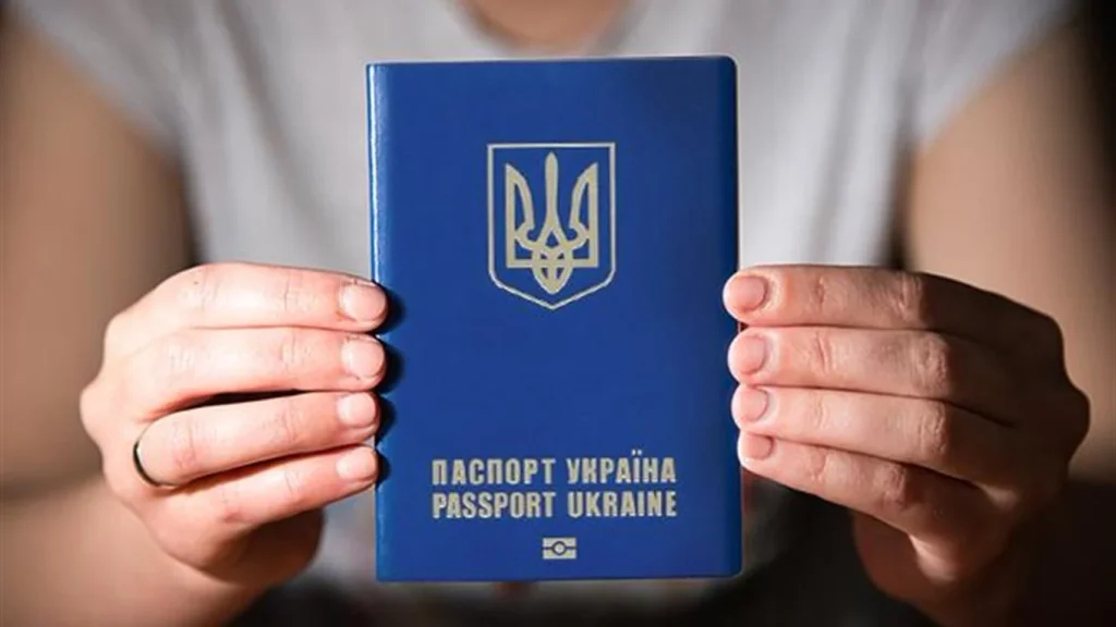 жінка тримає біометричний закордонний паспорт